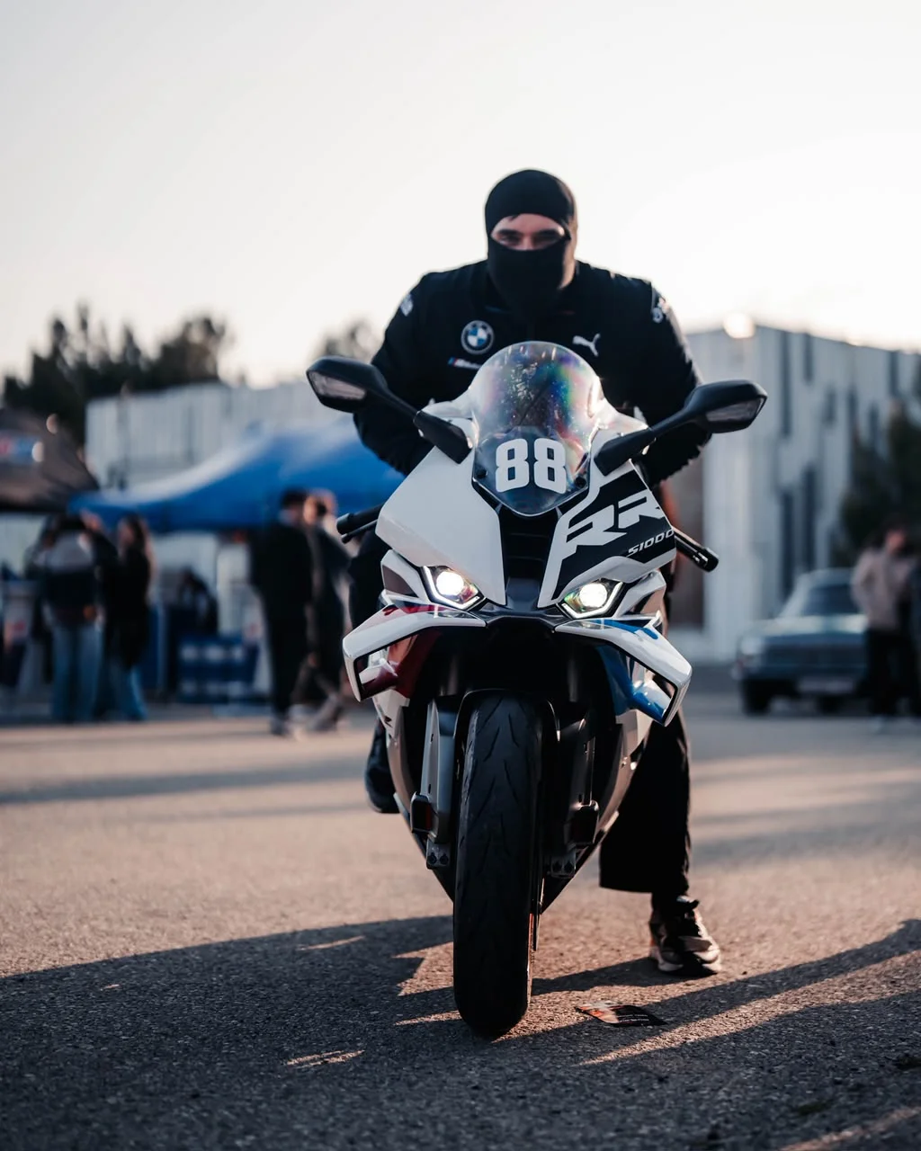 Xosrov Moslemi motosikletlə